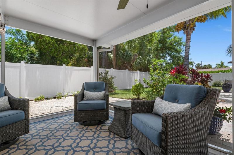 Lanai living area