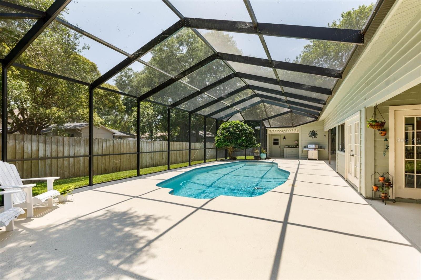 Elegantly shaped pool with Diamond Bright finish.