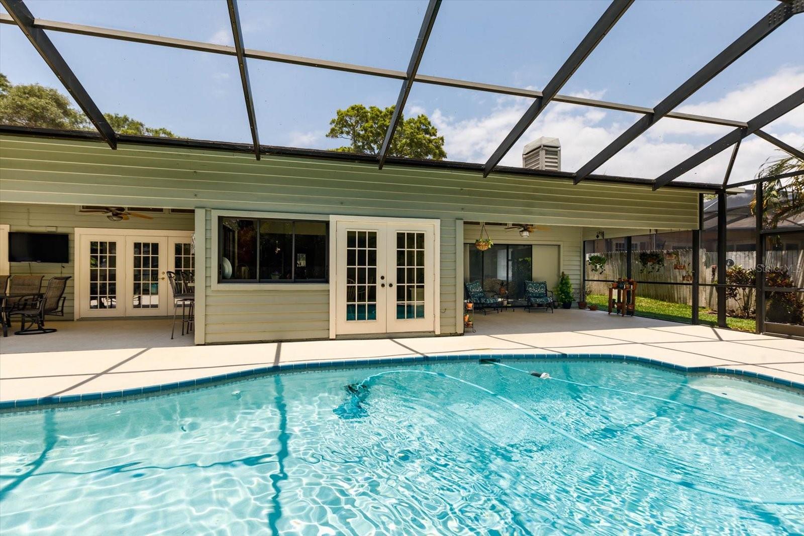 Large pool with self cleaning equipment.