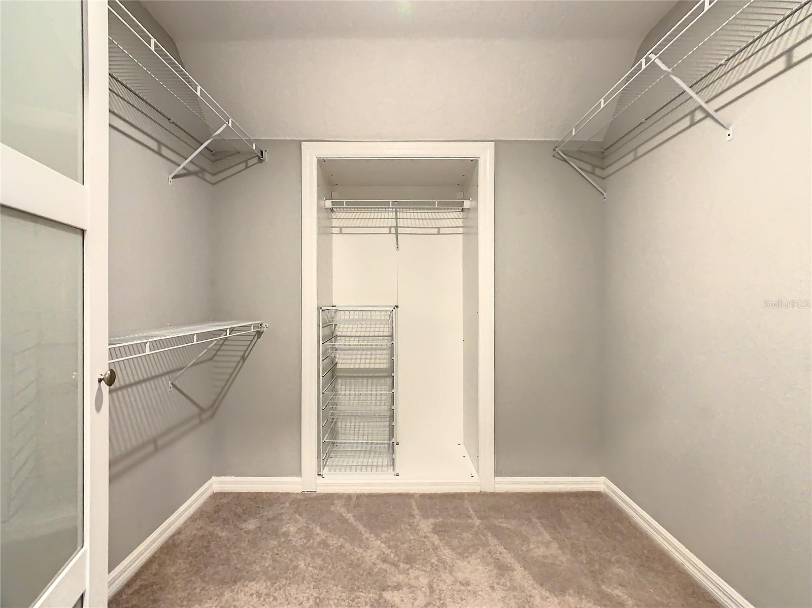 Master Bedroom Walkin Closet