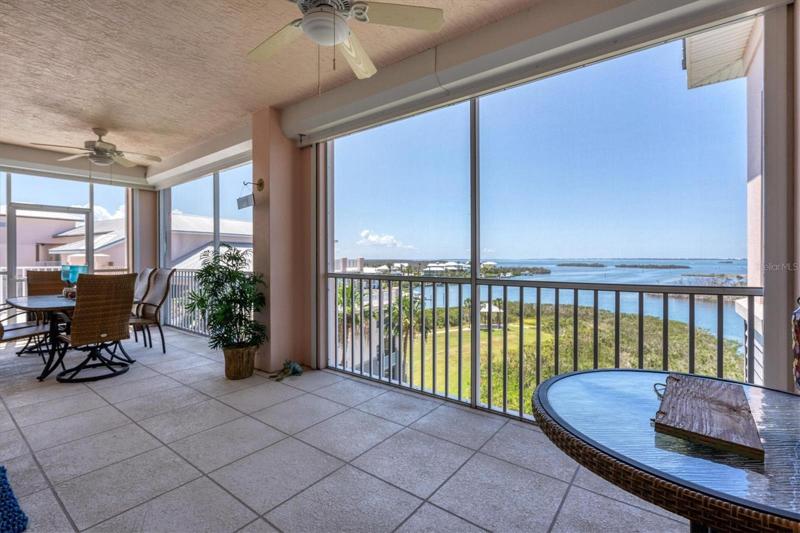 Large Screened Lanai!