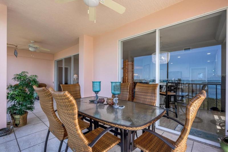Lanai with Room to Dine Out!