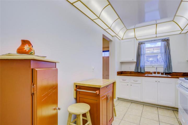 Eat-in kitchen w GAS COOKING!