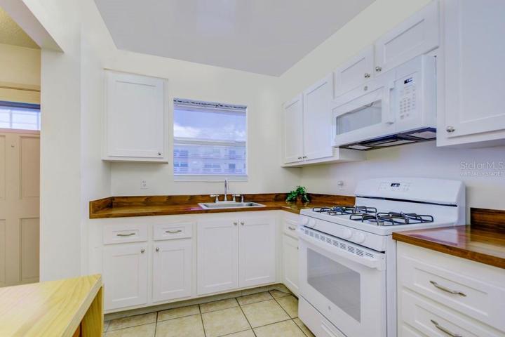 Virtually staged ceiling- Kitchen boasts GAS COOKING.