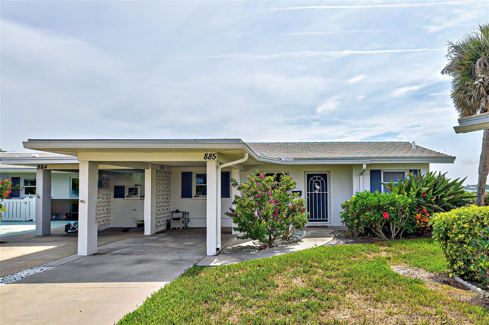 One story villa with carport