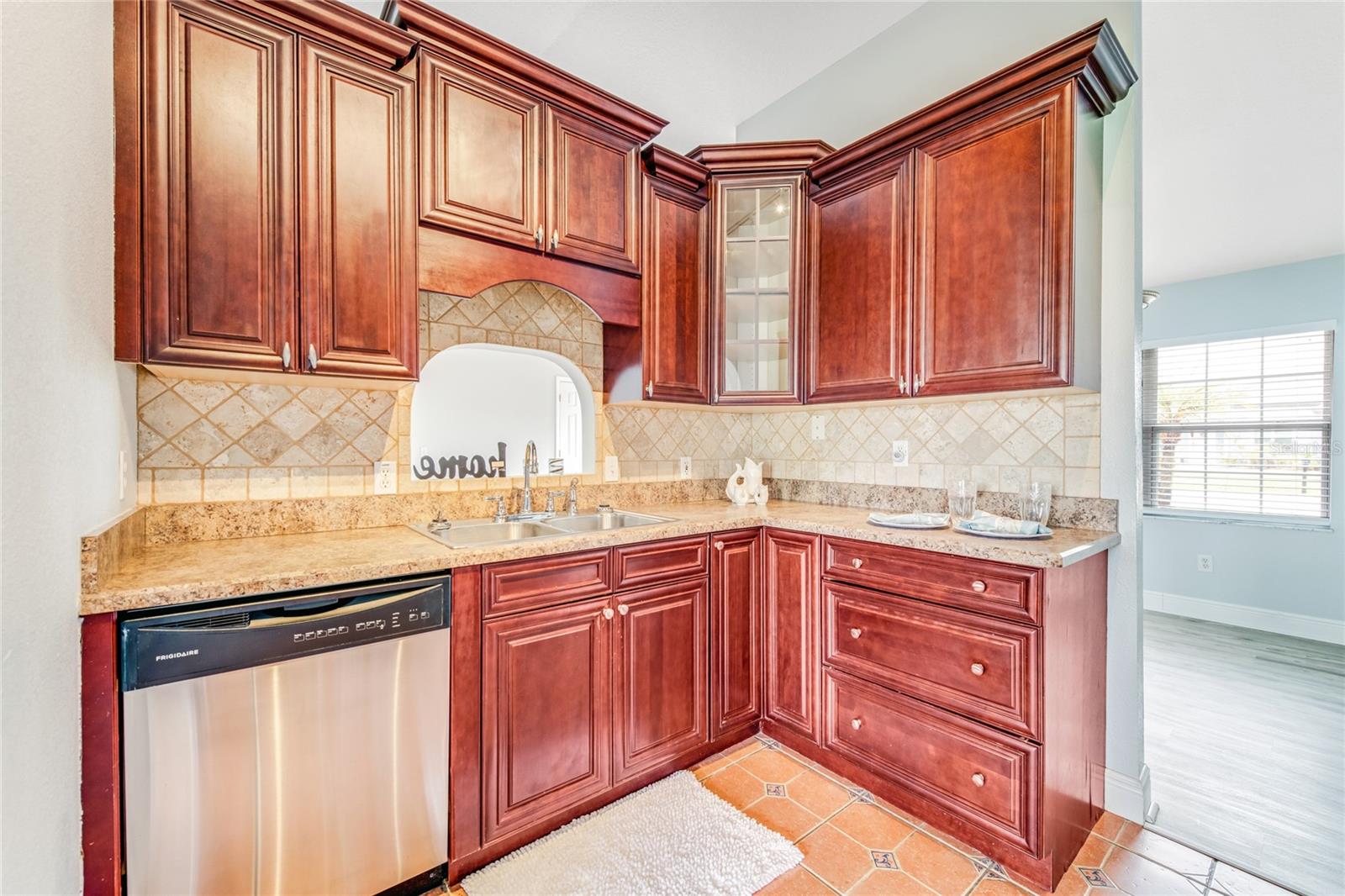 Full Kitchen w/entry to DR and Florida Room