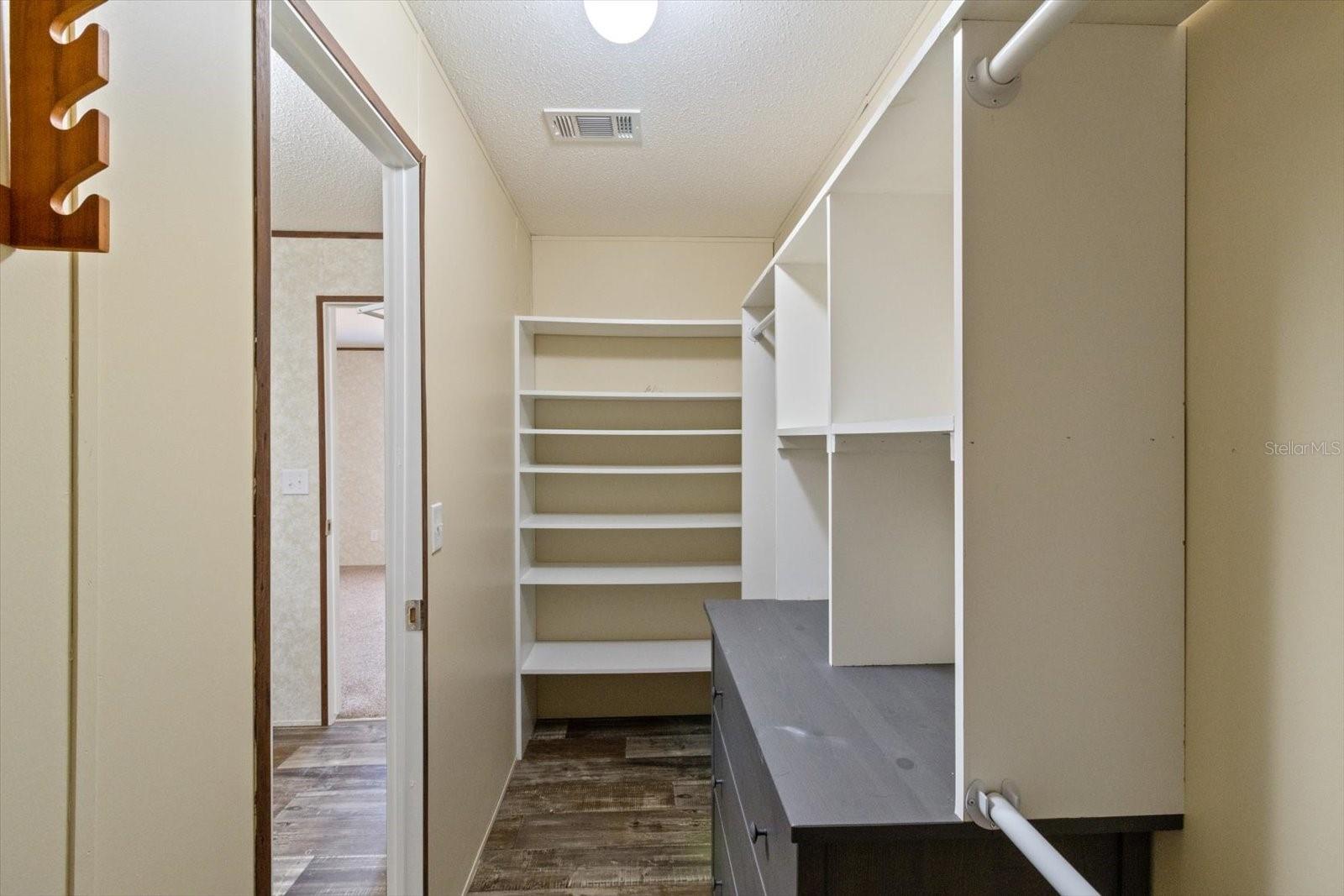 Master Bedroom Walk In Closet