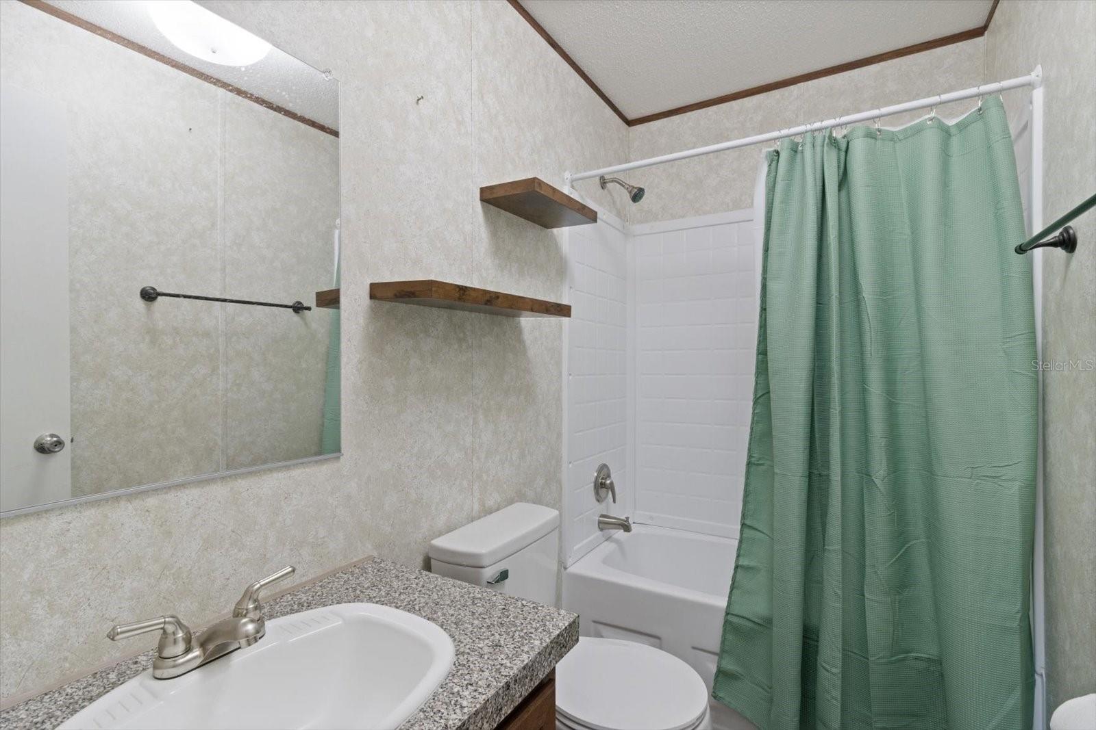 Bathroom 2 w/ Tub/Shower Combo Unit