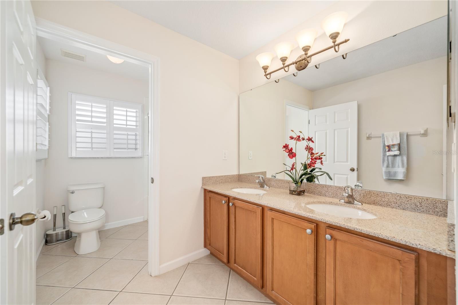 Upstairs Full Bathroom
