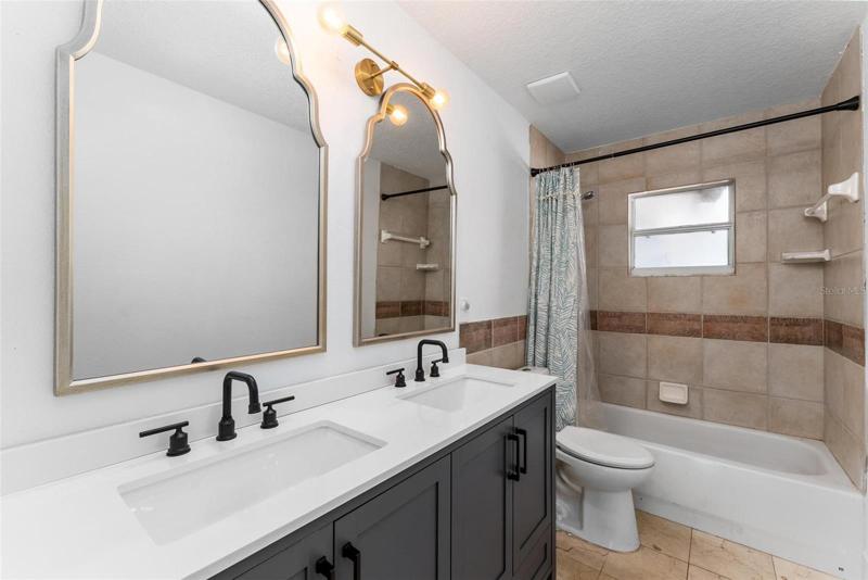 Main Ensuite Bathroom