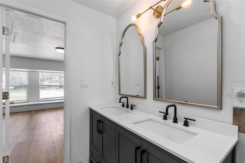 Main Ensuite Bathroom