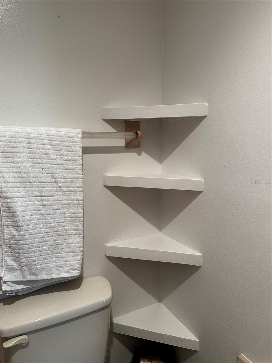 Full Bath-Built in shelves