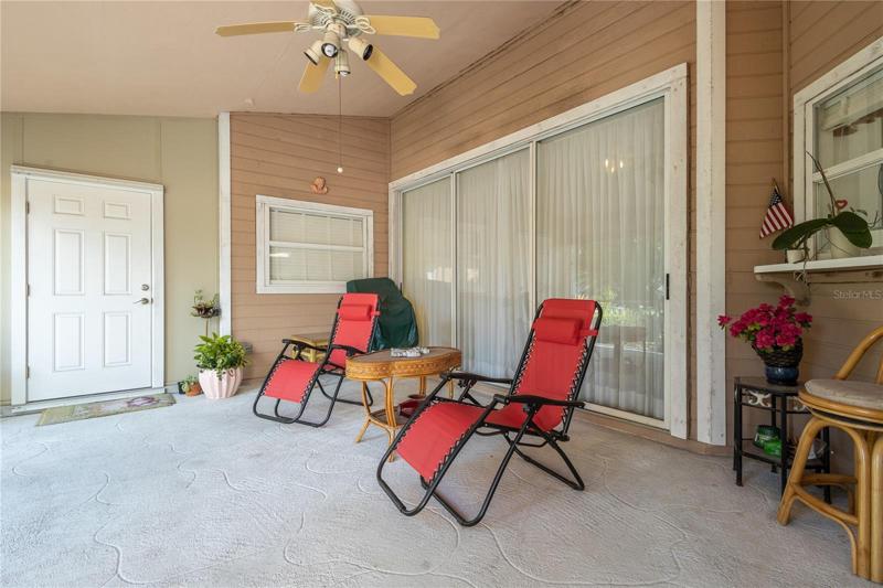 Large lanai.