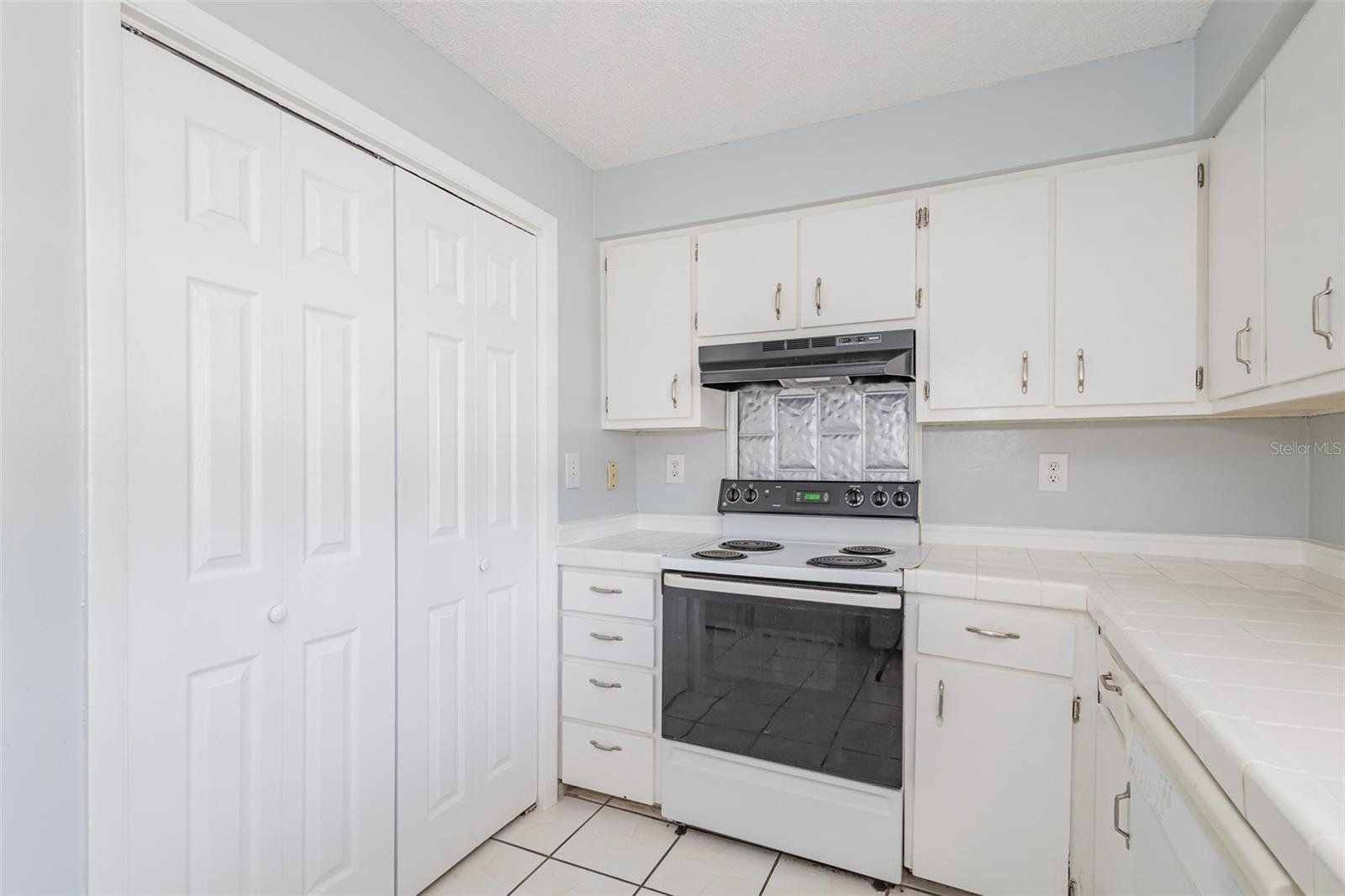 Kitchen w/Pantry