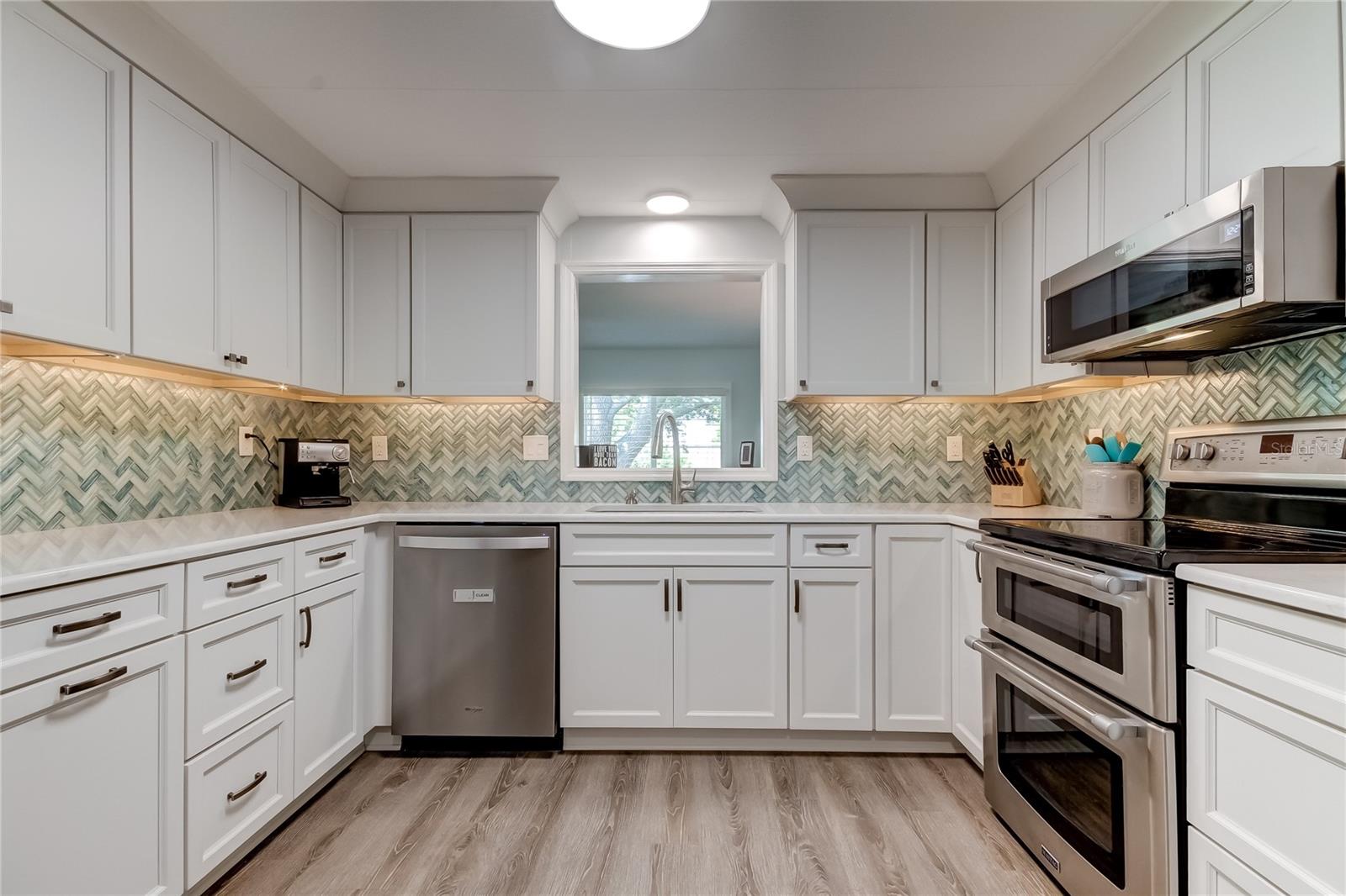Beautiful Stainless Appliances, Convection Oven, Low Profile Microwave!! Large Spacious Kitchen (11.2' x 14')