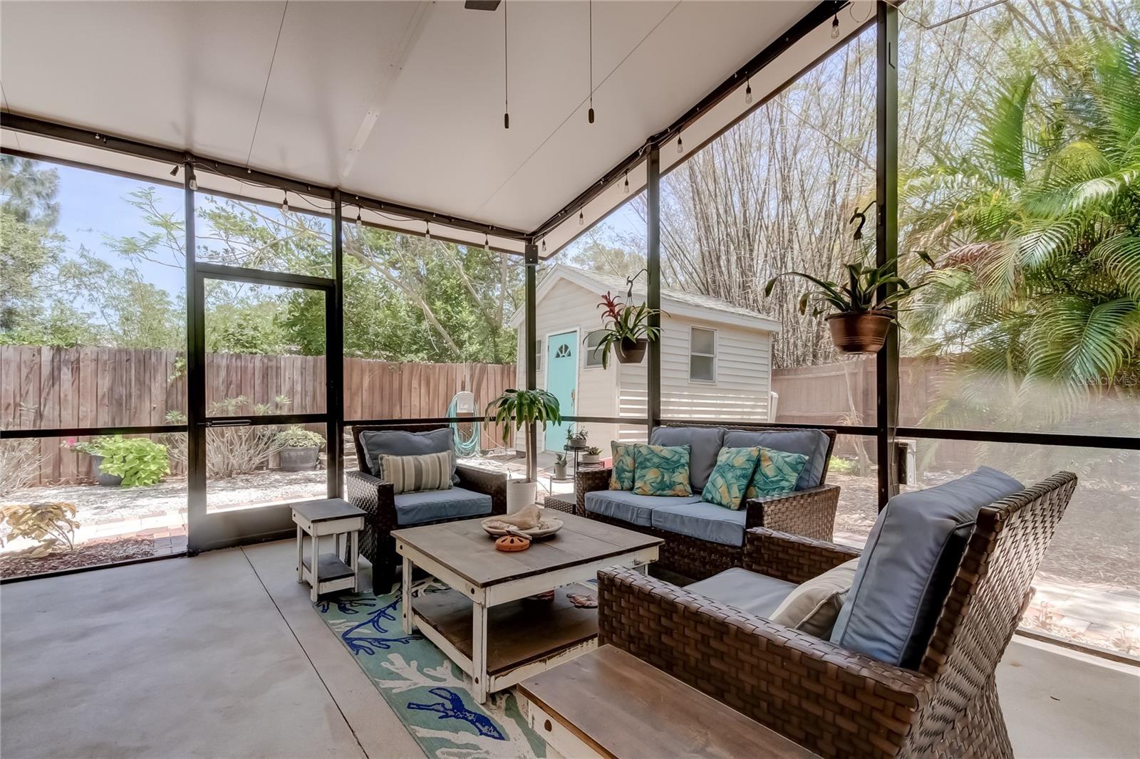 Lanai Features Screen Doors on BOTH Sides!