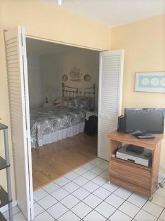 Florida Rm looking into Bedroom