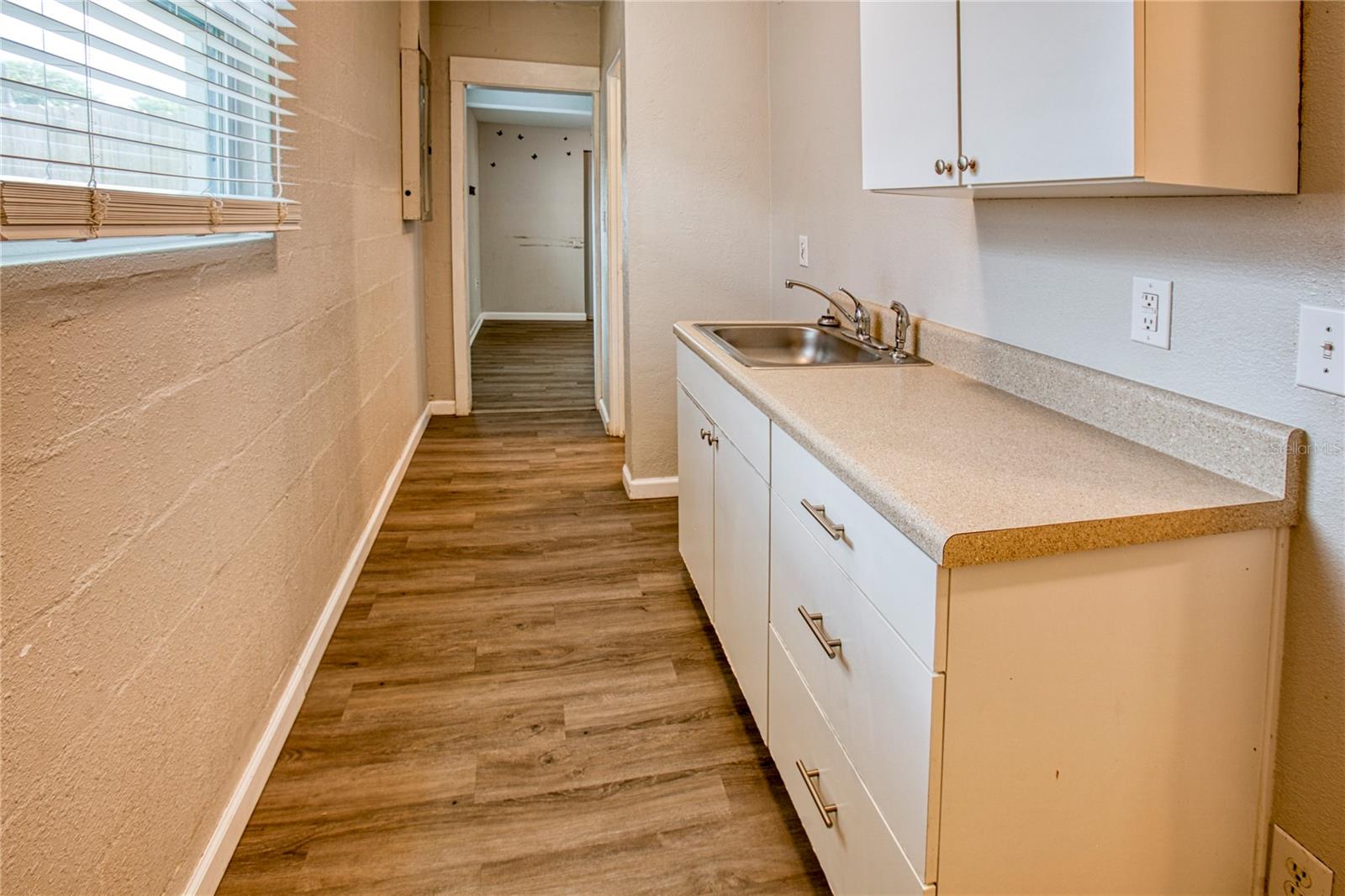 Second kitchen and eating area