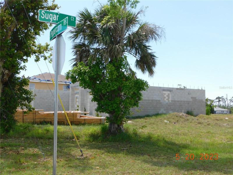corner lot - short cul-de-sac street