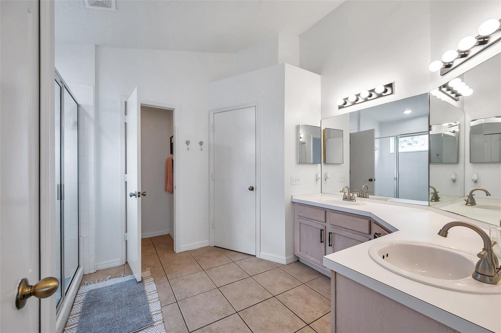 HUGE Master En-suite