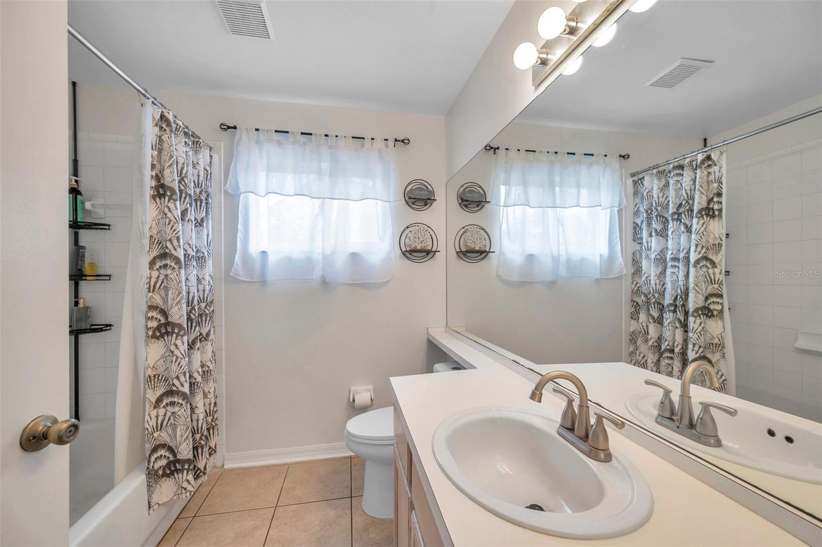 Guest bath with Tub/Shower