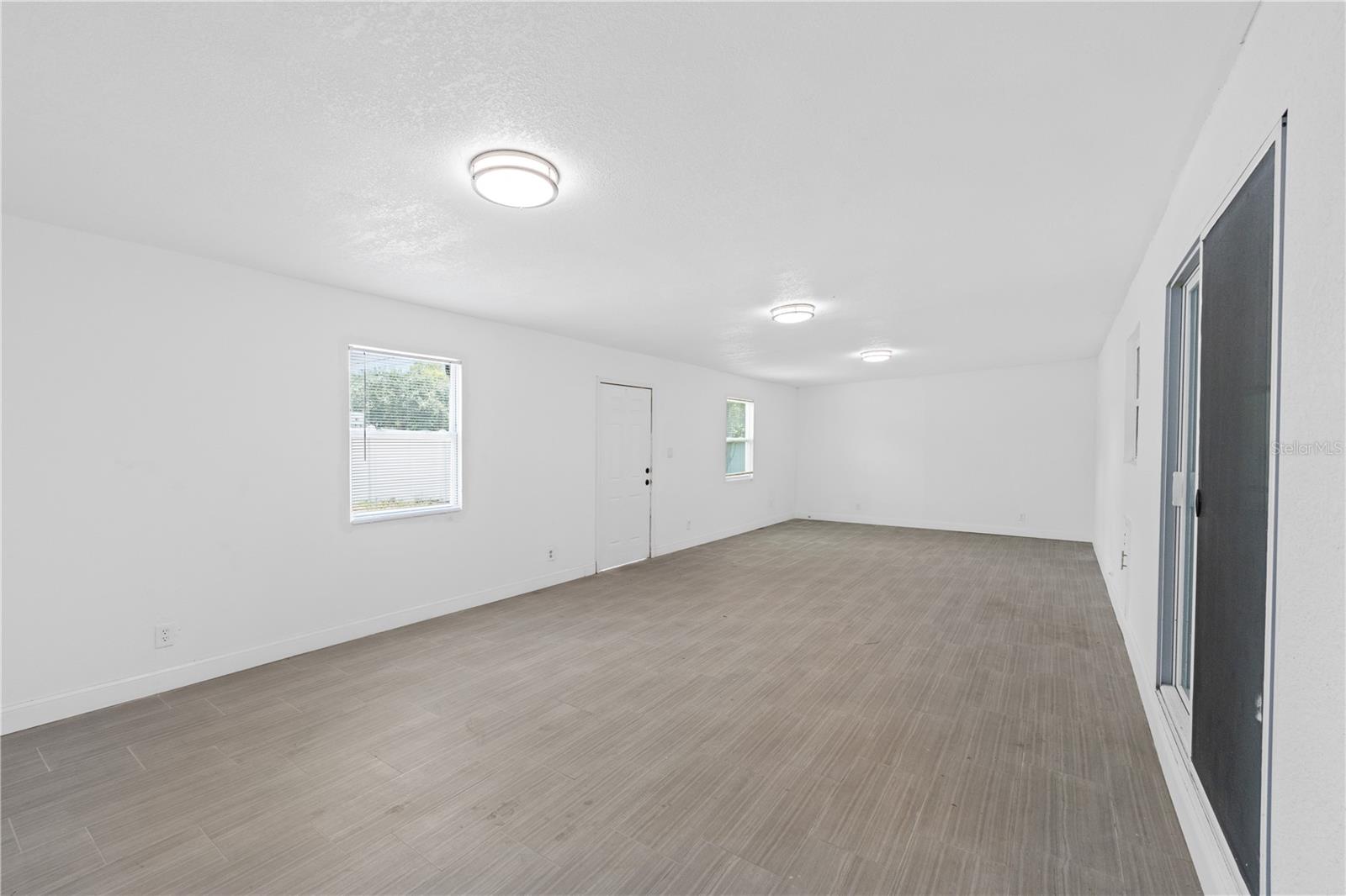 Full hall bathroom.