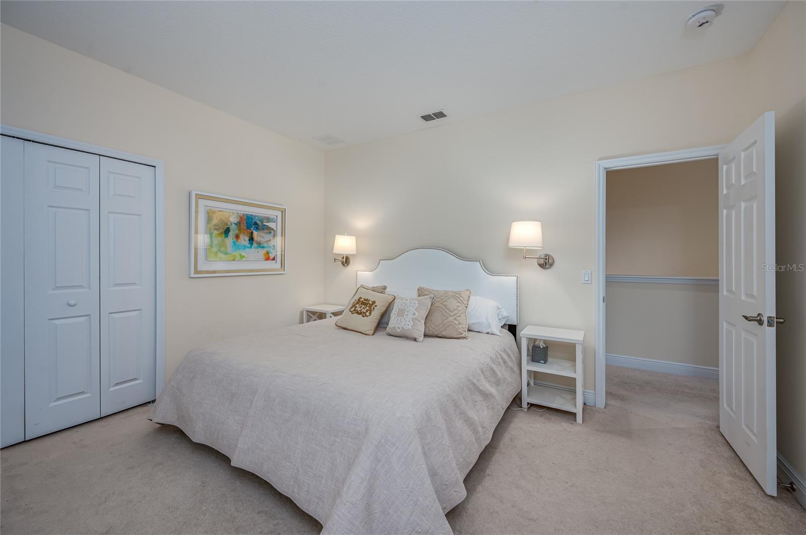 Middle bedroom (upstairs)