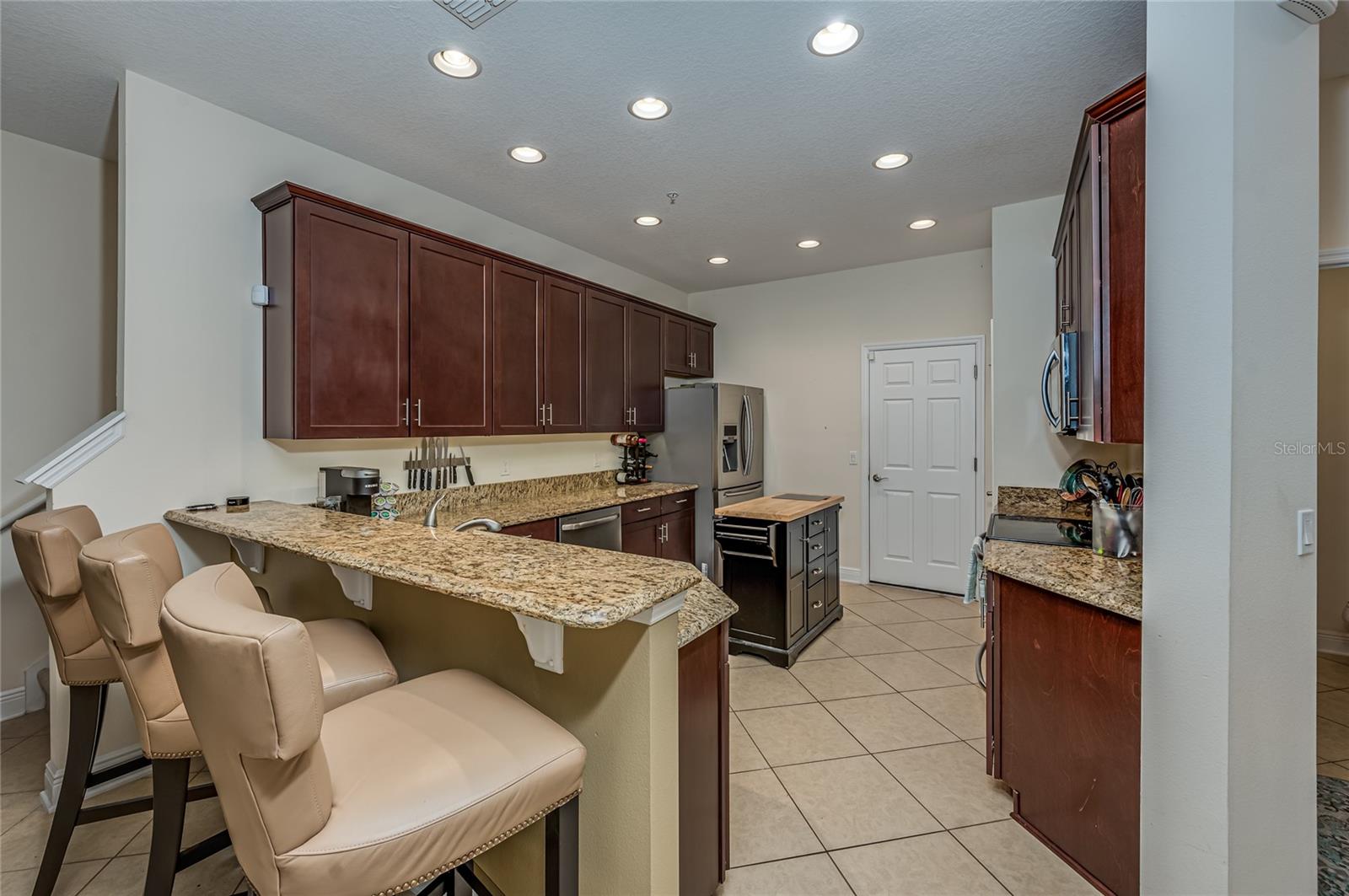 Kitchen with breakfast bar