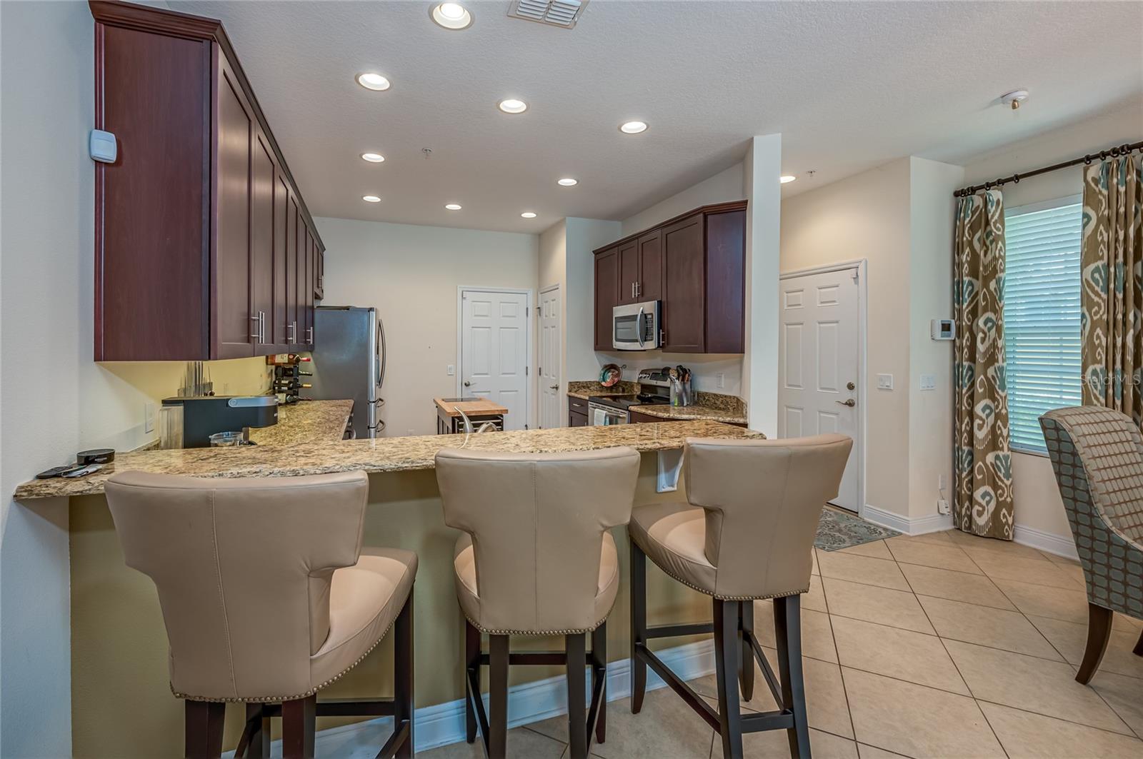 Kitchen with breakfast bar