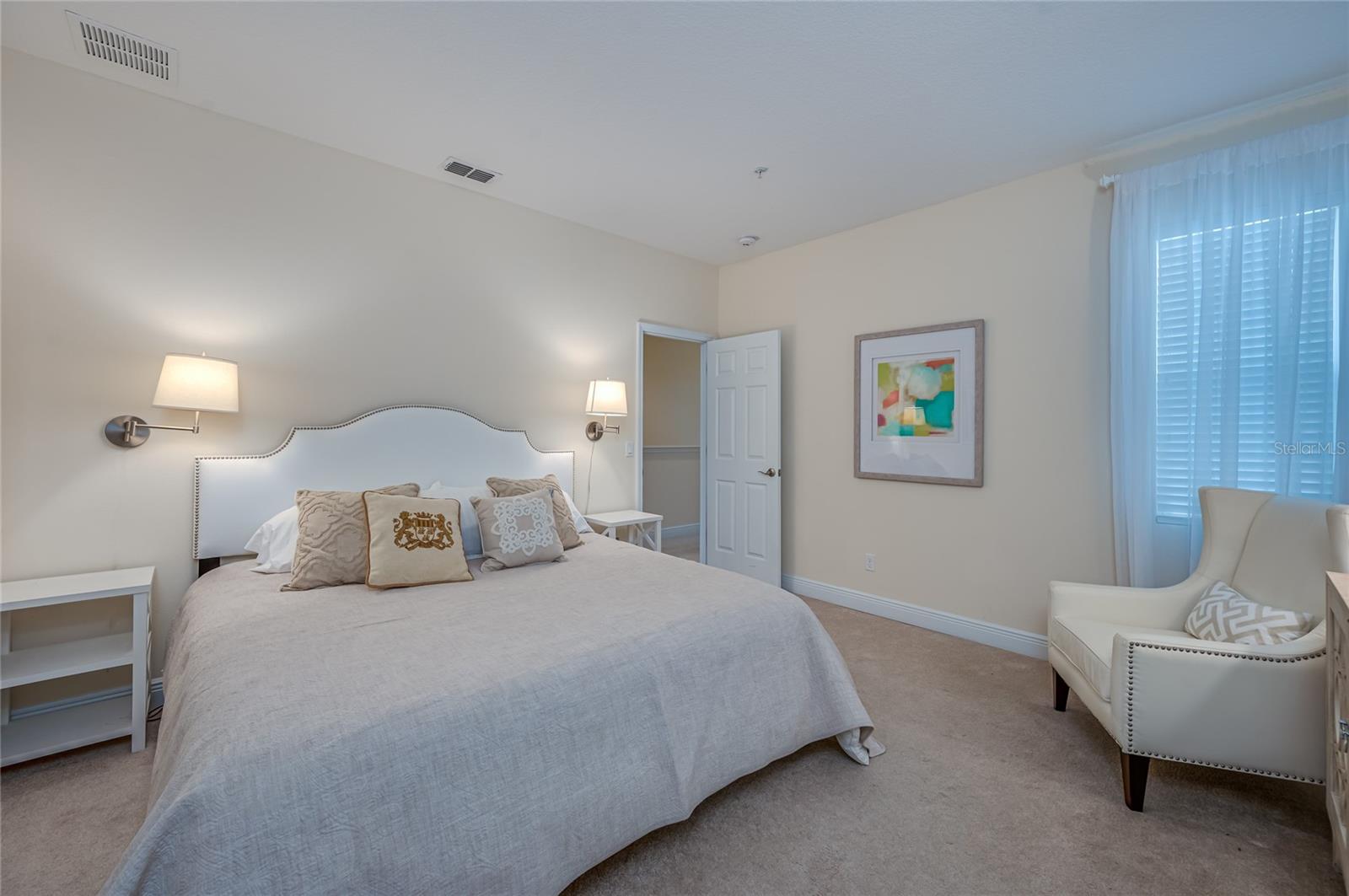 Middle bedroom (upstairs)