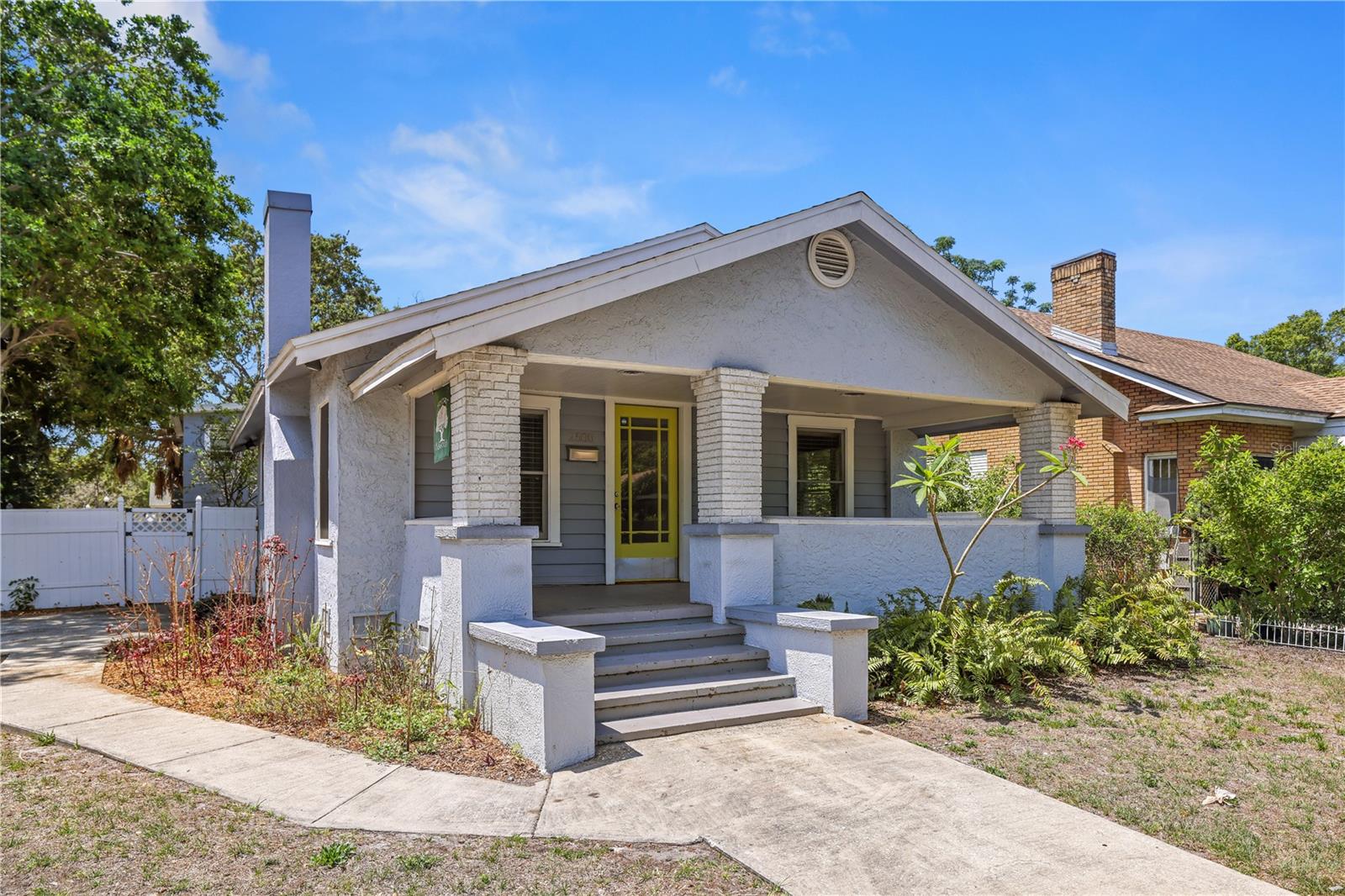 Charming 2 bed 2bath Bungalow