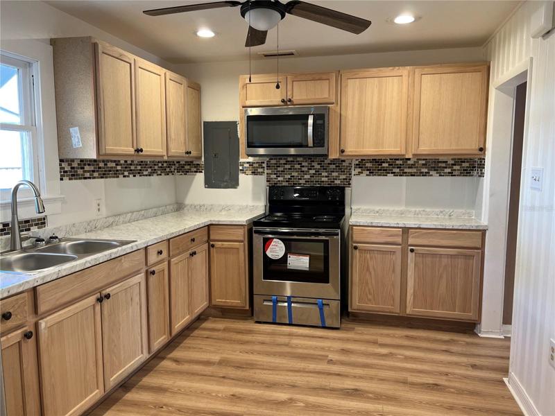 Full view of the eat-in kitchen.