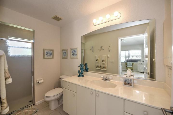 Guest en-suite bathroom