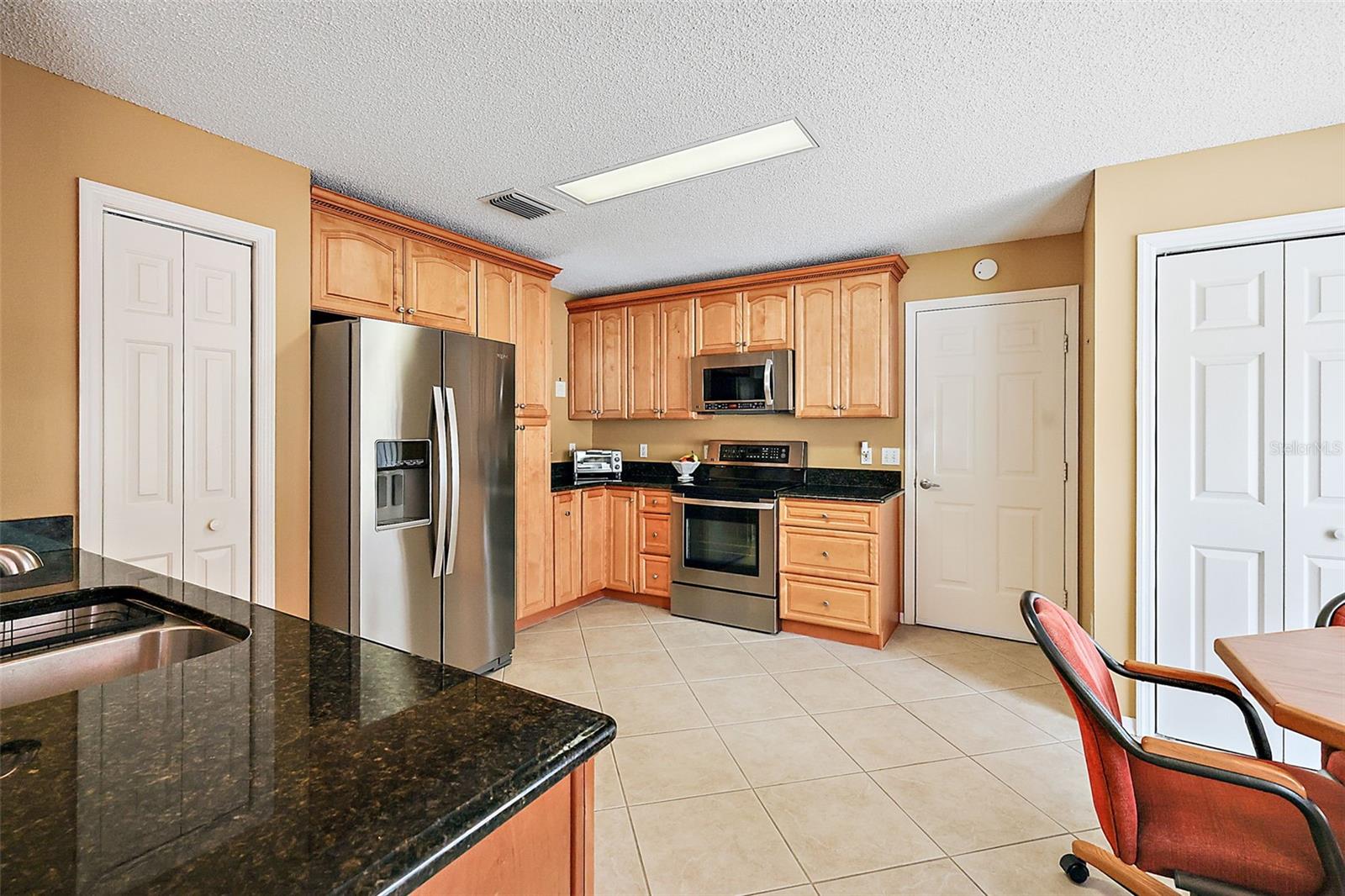 Kitchen w/stainless appliances