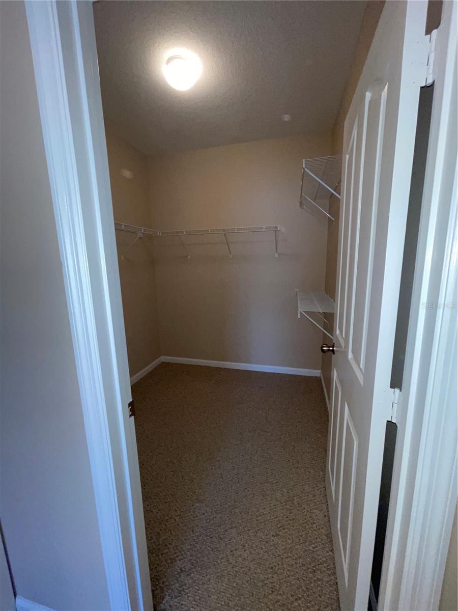 WALK-IN CLOSET
