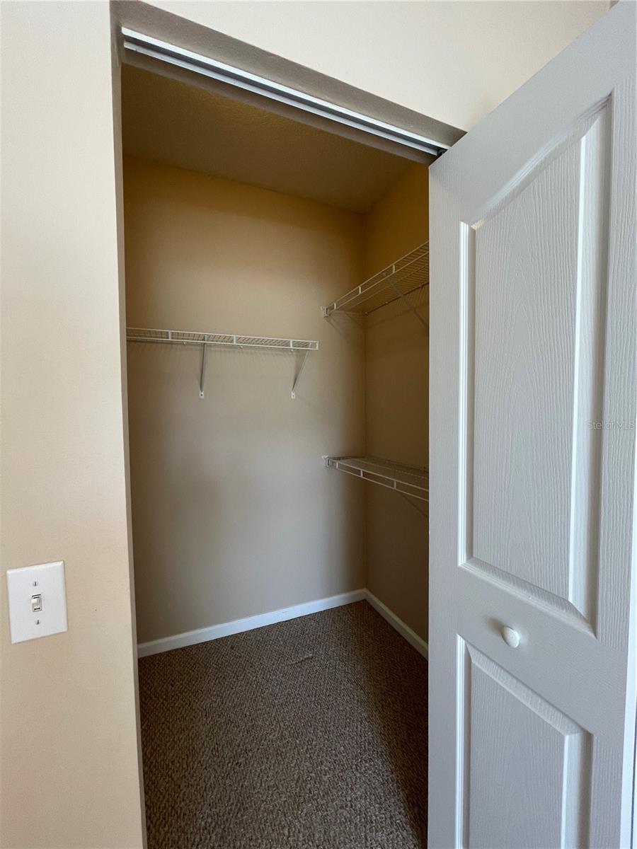 WALK-IN CLOSET