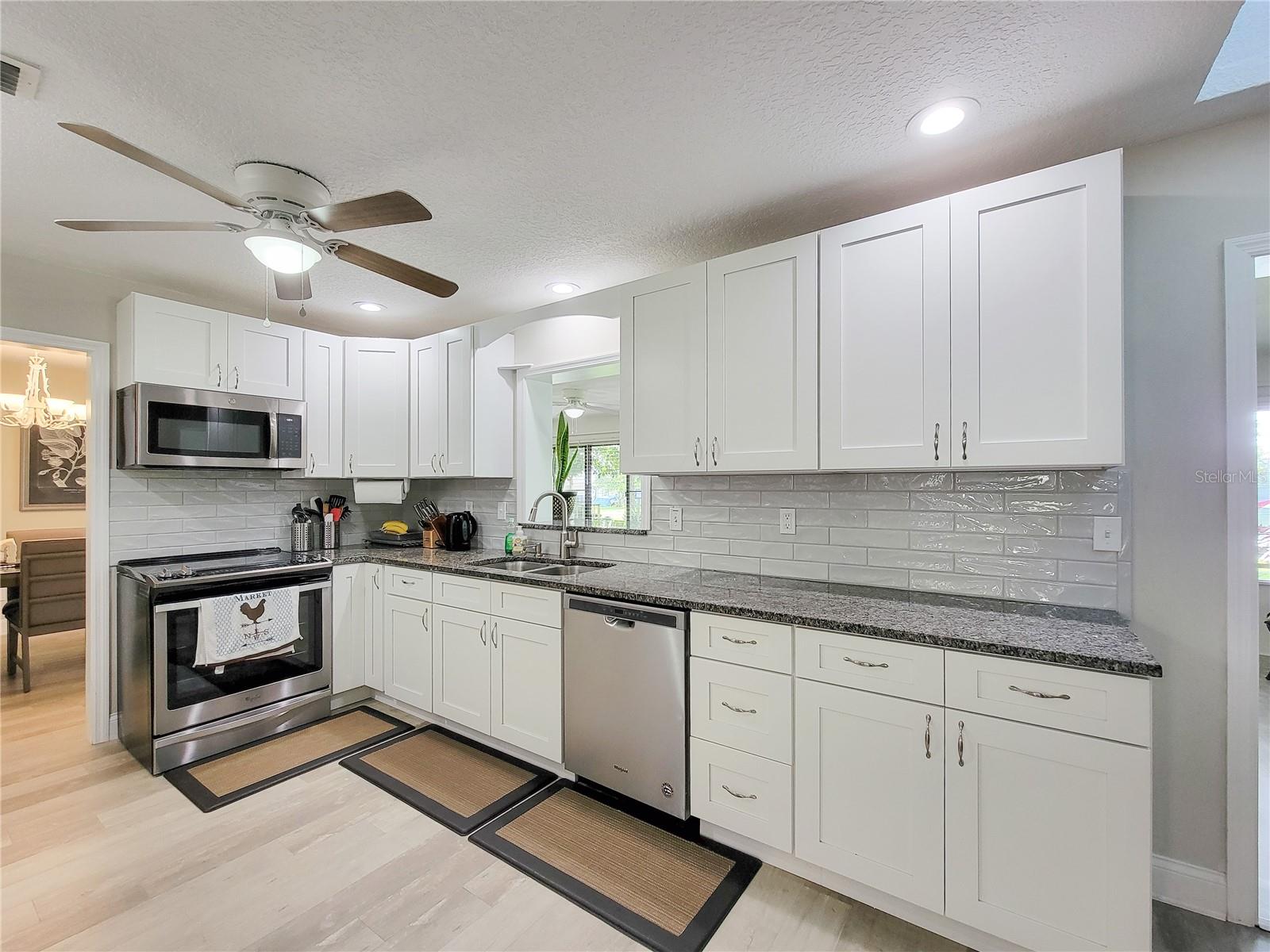 Kitchen/Granite/SS App/Pass Thru to FL Rm