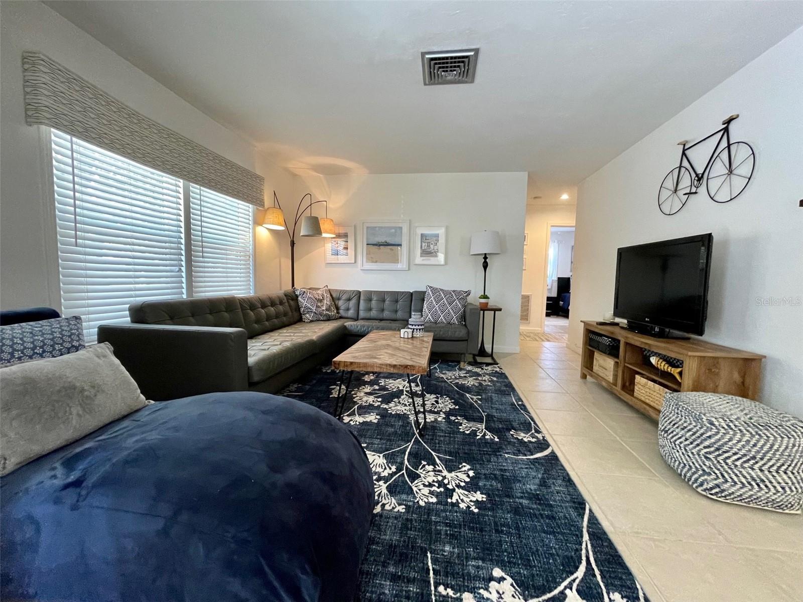 SPACIOUS LIVING ROOM