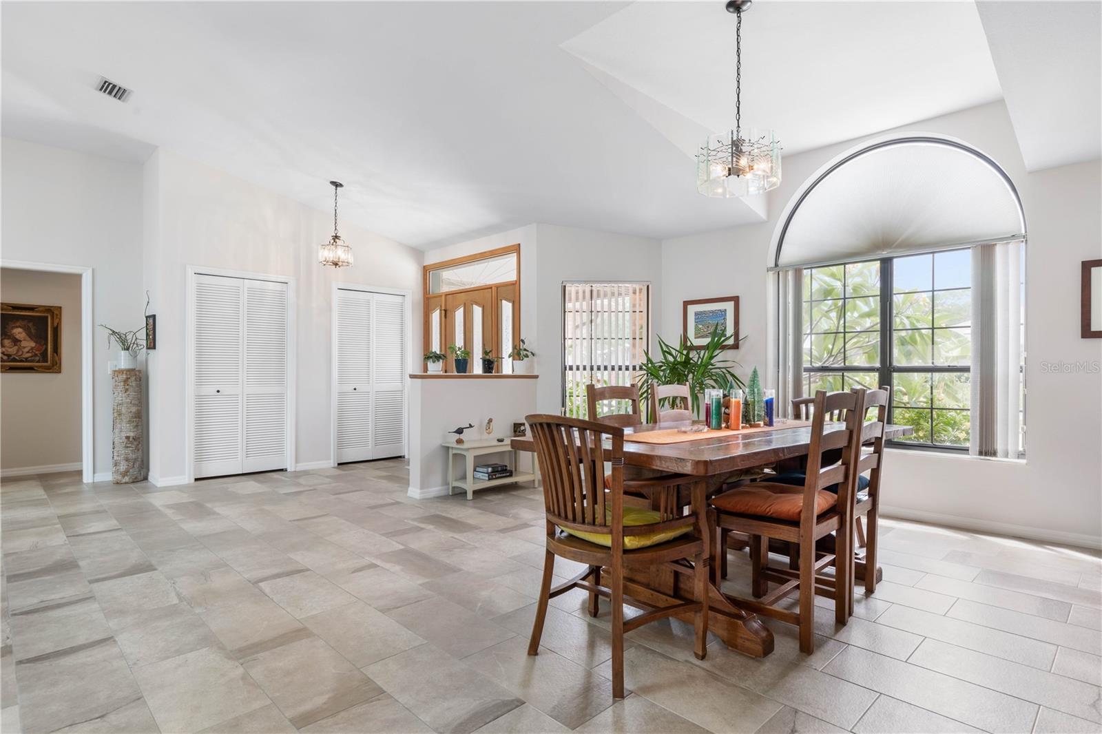 STUNNING DINING ROOM