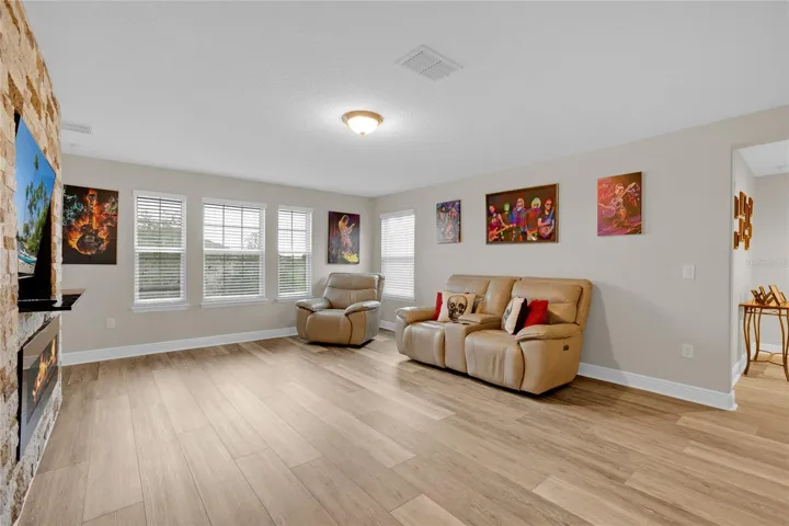 Loft upstairs 16328WVL