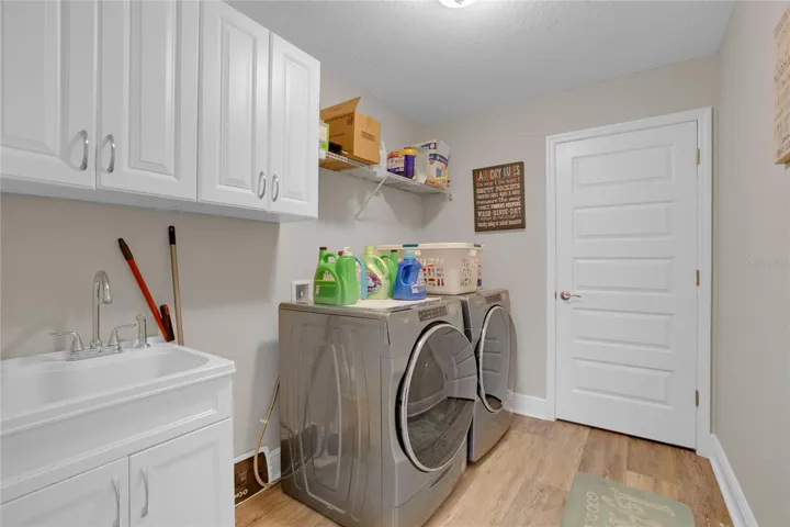 Laundry room upstairs 16328WVL