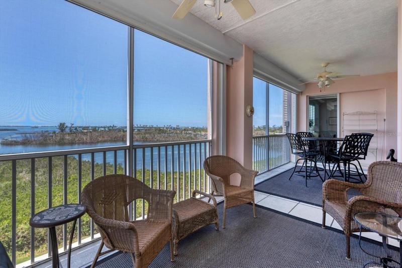 Large Screened Waterfront Lanai!