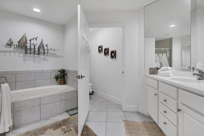 Master En-Suite Bathroom!