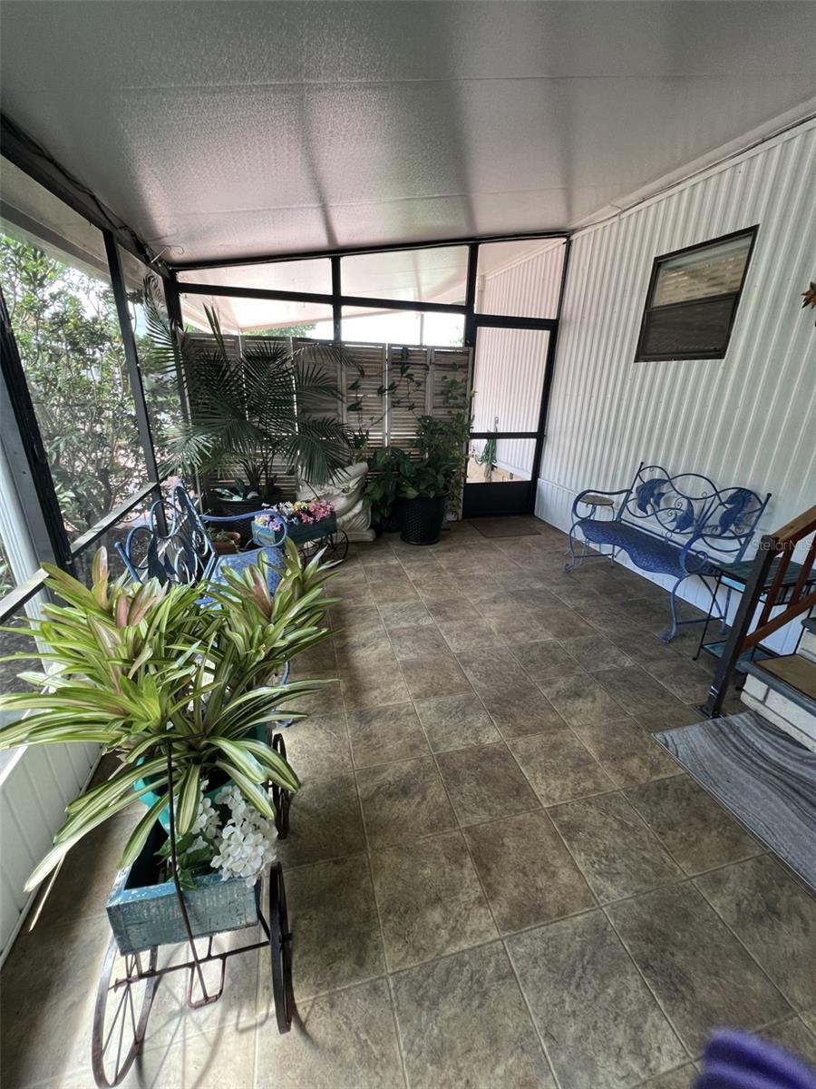 Huge screened lanai