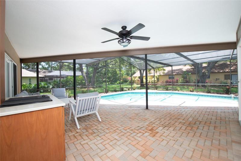 Large roofed Laini, perfect for entertaining!  Jenn-air grill! Paved!