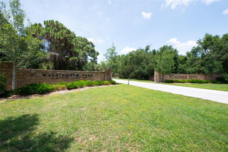 Walsingham Park minutes away by bicycle, walk or car!
