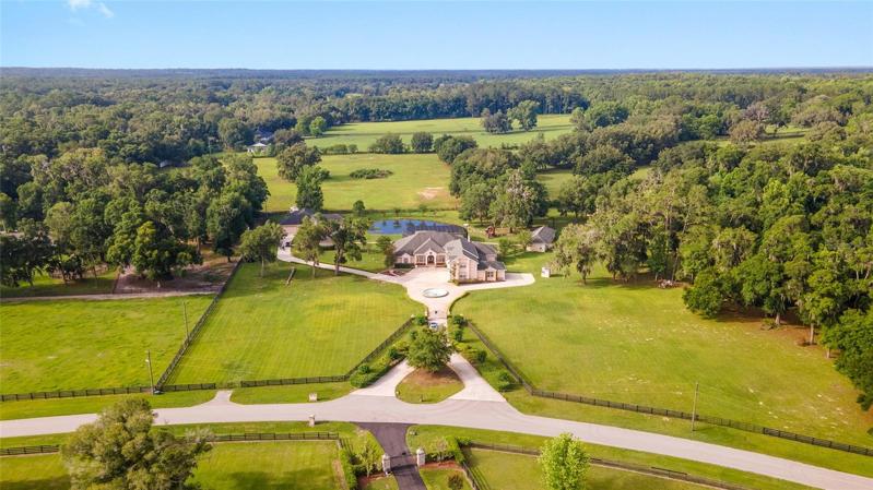 Equestrian Estate - 3 Residences, Pool, Private Pond