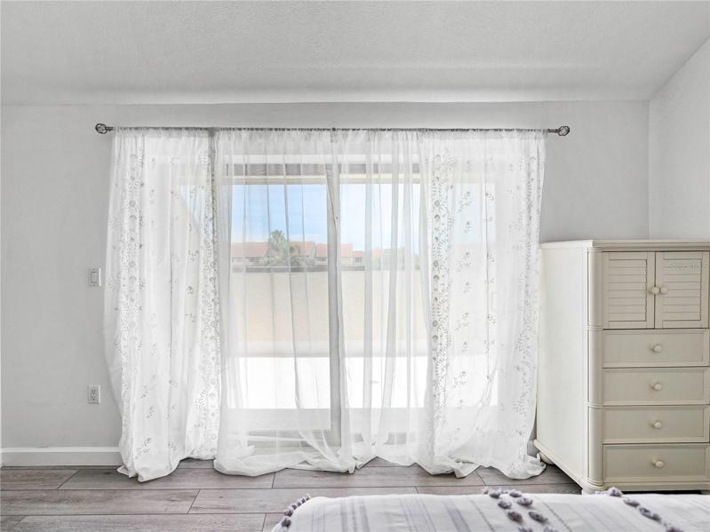 With high ceilings and the large balcony, the Guest is airy and peaceful.