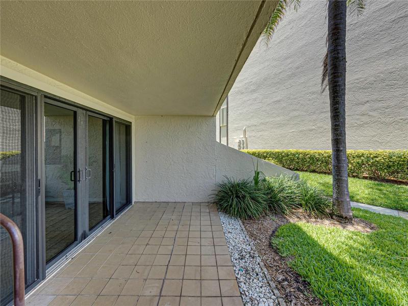 Many of the townhouses here have vastly improved this garden space into a lush tropical garden. If you have a green thumb, there is so much you could do here!