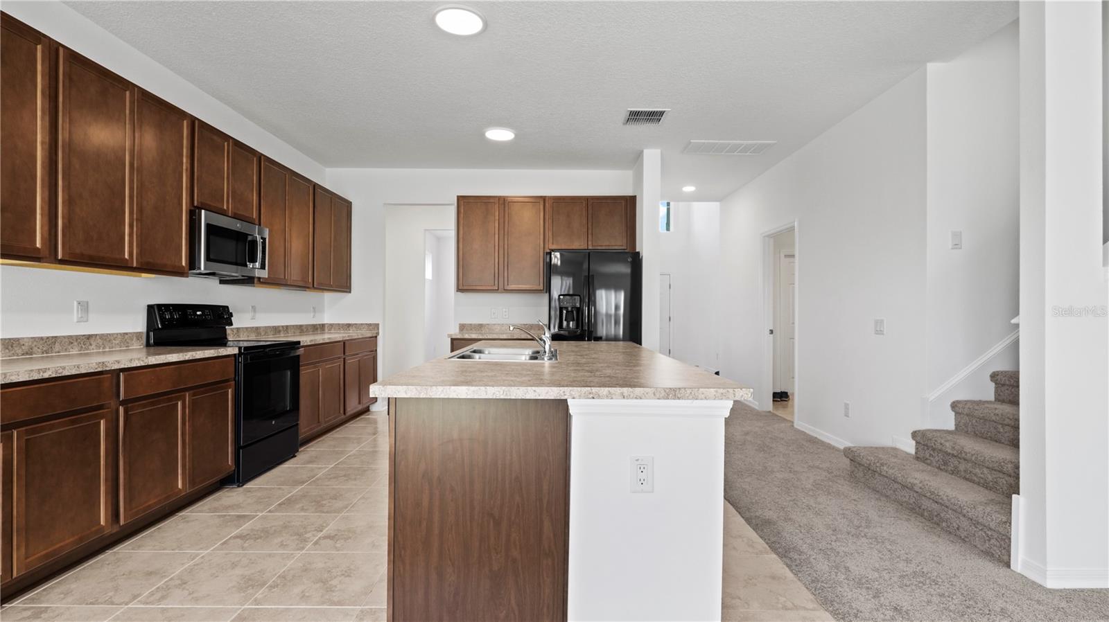 Kitchen w/ 42" Cabinetry